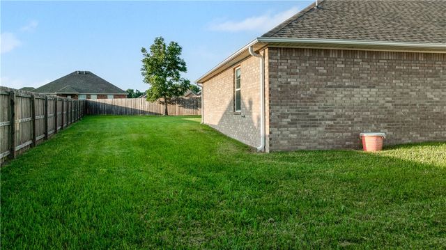 2000 Greenwood Court, Gentry, AR 72734