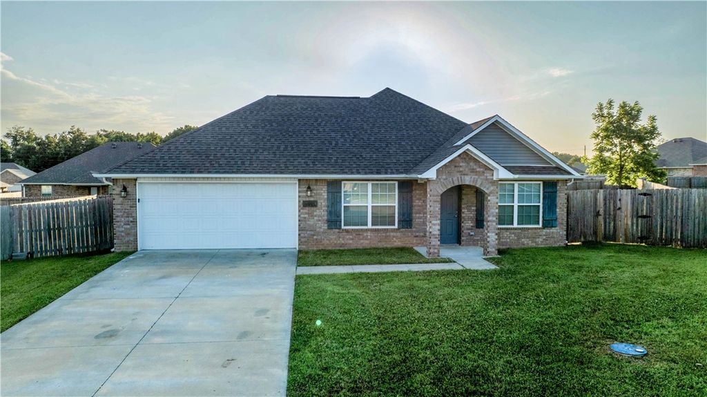2000 Greenwood Court, Gentry, AR 72734