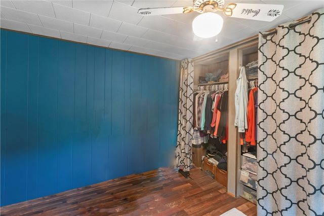 2 Lakeside Dr, Evans City Boro, PA 16033