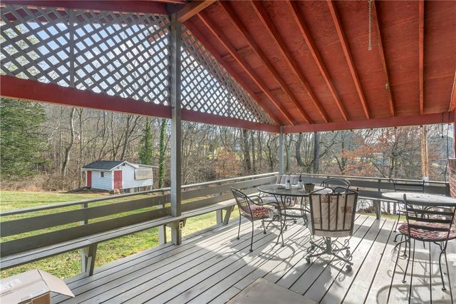 2 Lakeside Dr, Evans City Boro, PA 16033