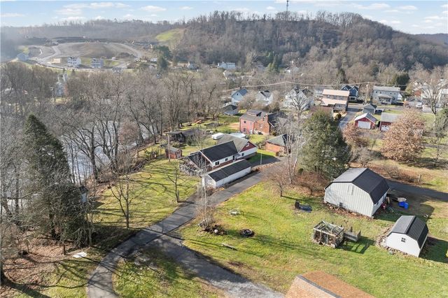 2 Lakeside Dr, Evans City Boro, PA 16033