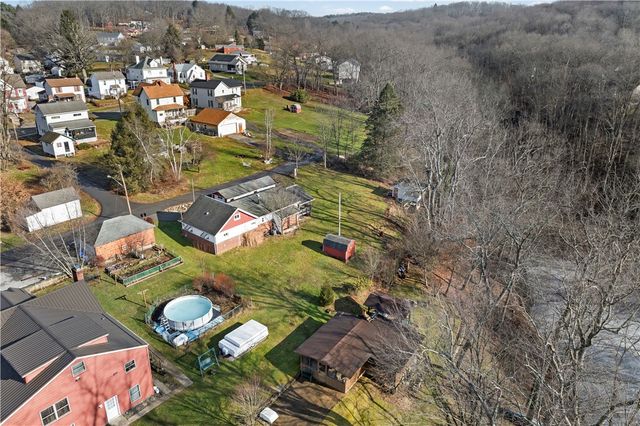 2 Lakeside Dr, Evans City Boro, PA 16033