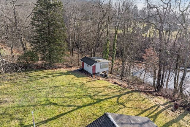 2 Lakeside Dr, Evans City Boro, PA 16033