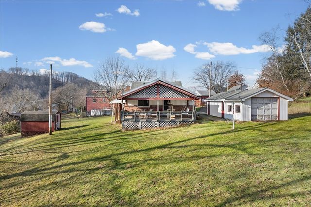 2 Lakeside Dr, Evans City Boro, PA 16033