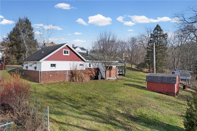 2 Lakeside Dr, Evans City Boro, PA 16033