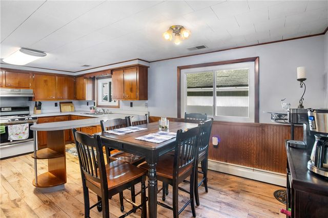 2 Lakeside Dr, Evans City Boro, PA 16033