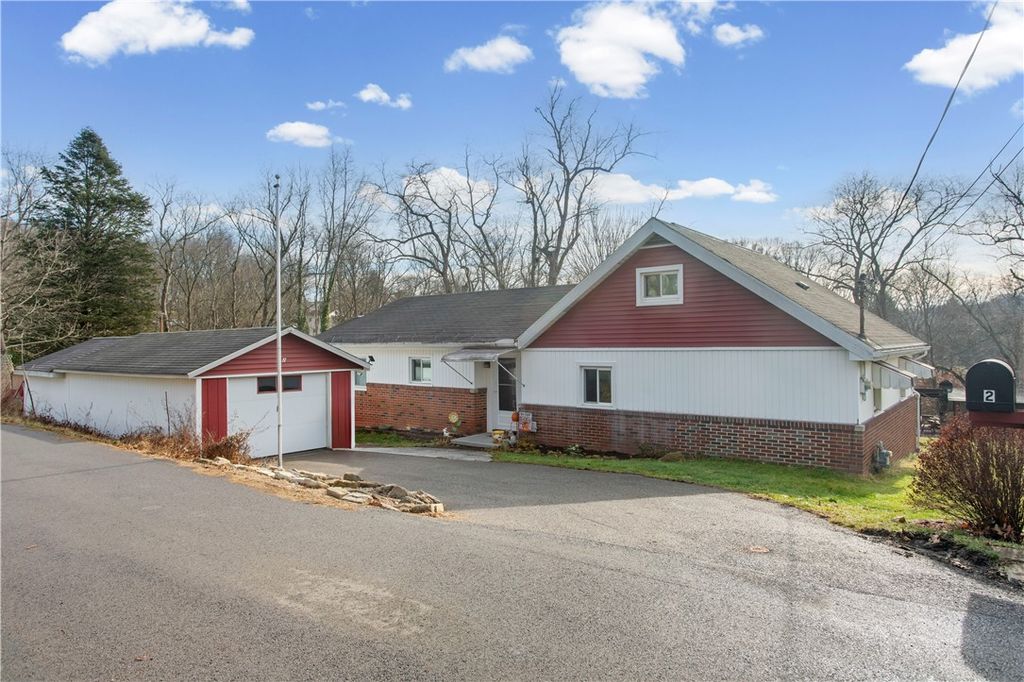 2 Lakeside Dr, Evans City Boro, PA 16033