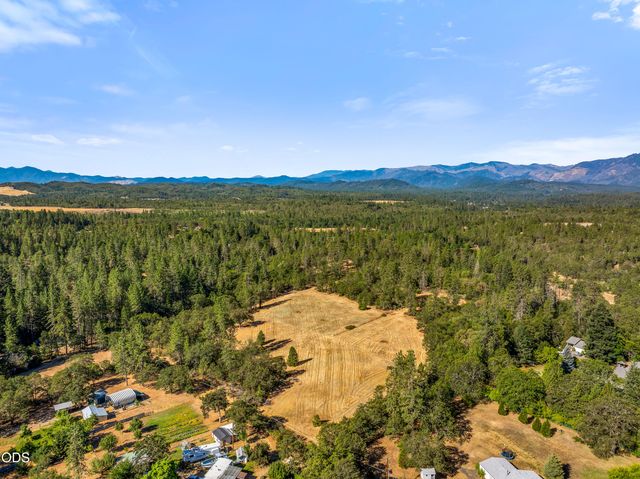 7606 Monument Drive, Grants Pass, OR 97526