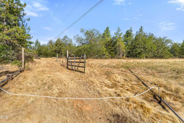 7606 Monument Drive, Grants Pass, OR 97526