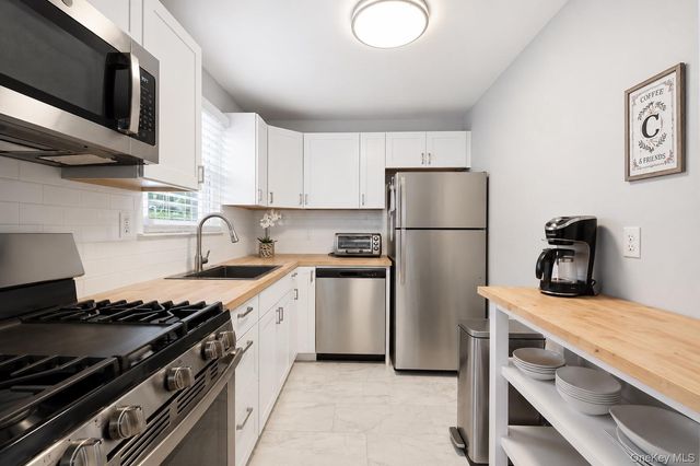 3902 Wilshire Lane H02, Oakdale, NY 11769