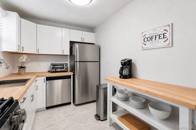 3902 Wilshire Lane H02, Oakdale, NY 11769