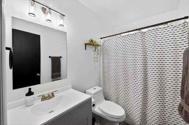 2035 W Oriole Avenue, Visalia, CA 93291