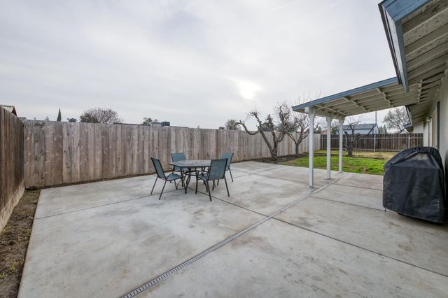 2035 W Oriole Avenue, Visalia, CA 93291