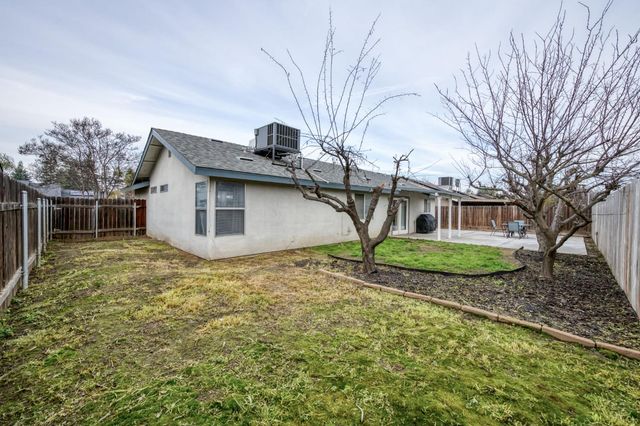 2035 W Oriole Avenue, Visalia, CA 93291