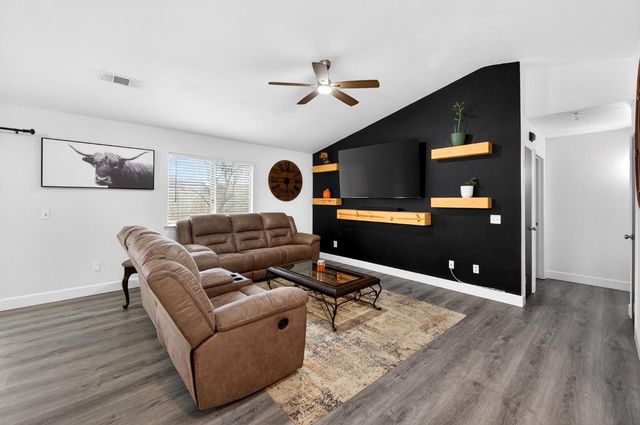 2035 W Oriole Avenue, Visalia, CA 93291