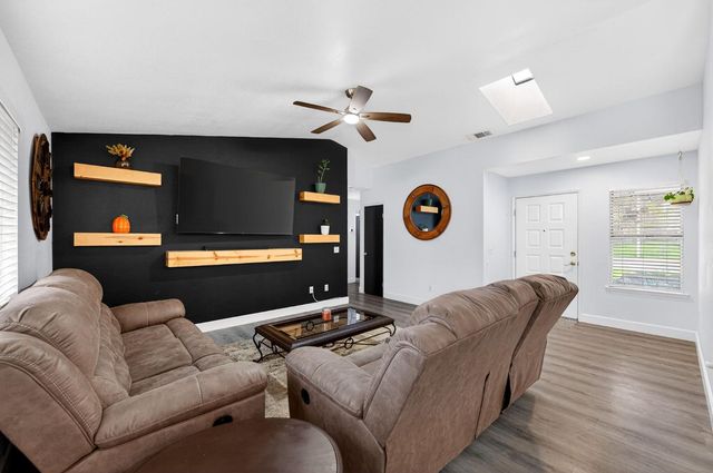 2035 W Oriole Avenue, Visalia, CA 93291