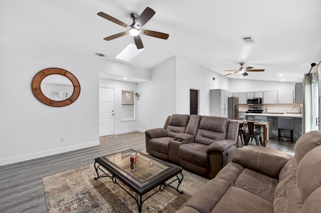 2035 W Oriole Avenue, Visalia, CA 93291