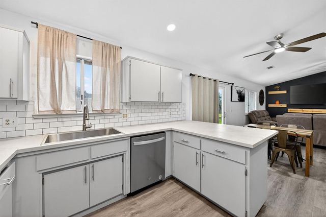 2035 W Oriole Avenue, Visalia, CA 93291