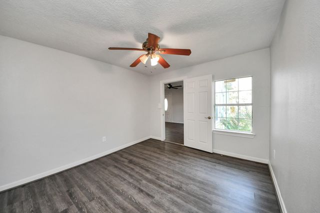 5714 Justin St, Houston, TX 77521