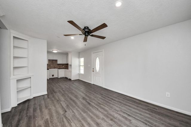 5714 Justin St, Houston, TX 77521