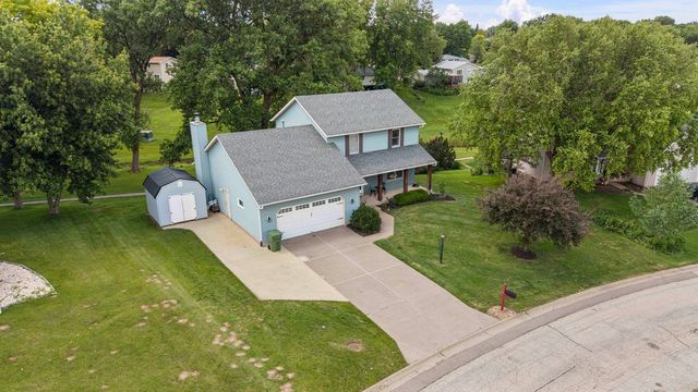 105 Shawnee Circle, Eldridge, IA 52478