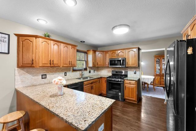 105 Shawnee Circle, Eldridge, IA 52478