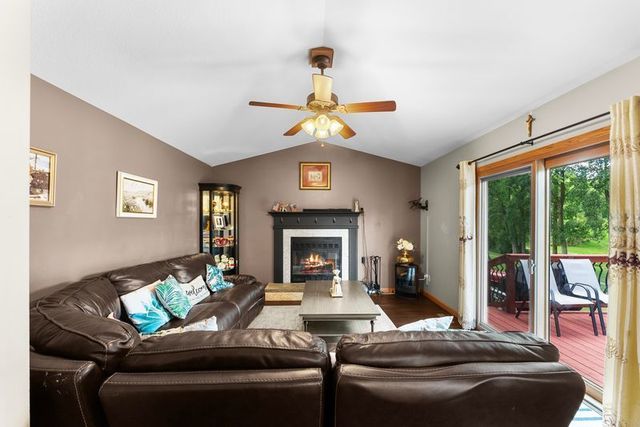 105 Shawnee Circle, Eldridge, IA 52478