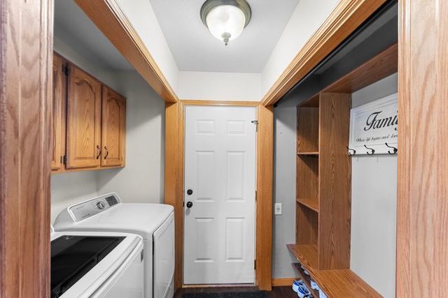 105 Shawnee Circle, Eldridge, IA 52478