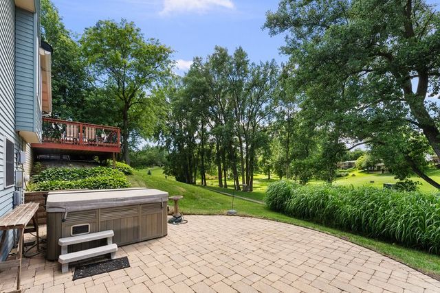 105 Shawnee Circle, Eldridge, IA 52478