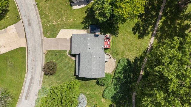 105 Shawnee Circle, Eldridge, IA 52478