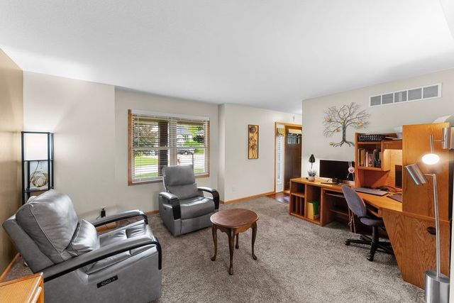 105 Shawnee Circle, Eldridge, IA 52478