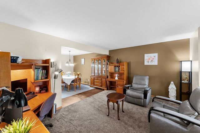 105 Shawnee Circle, Eldridge, IA 52478