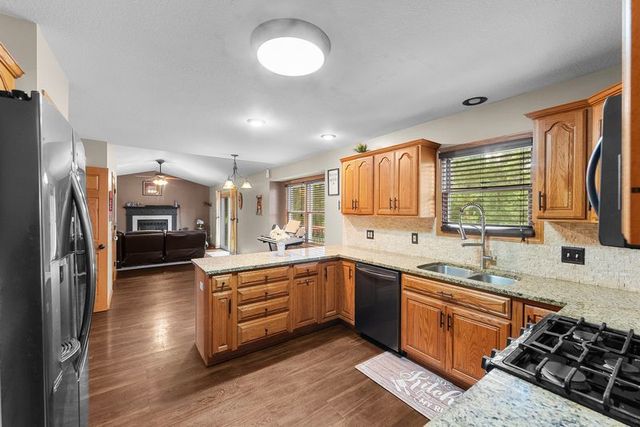 105 Shawnee Circle, Eldridge, IA 52478