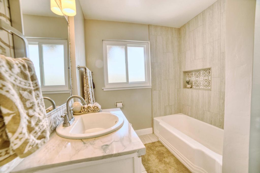 Image 11 of property listing at 1712 W 5th Street, Madera, CA 93637