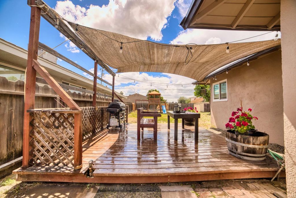Image 12 of property listing at 1712 W 5th Street, Madera, CA 93637