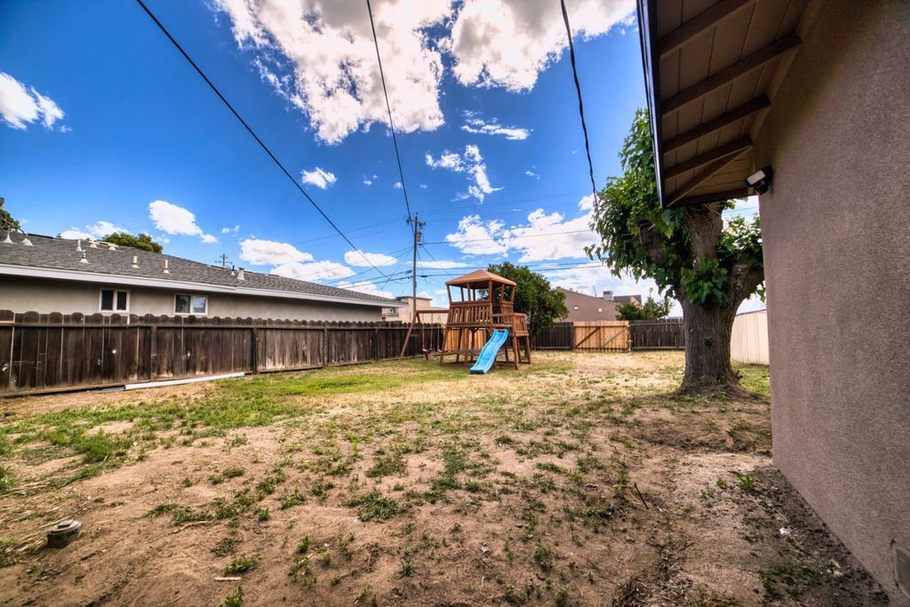Image 13 of property listing at 1712 W 5th Street, Madera, CA 93637
