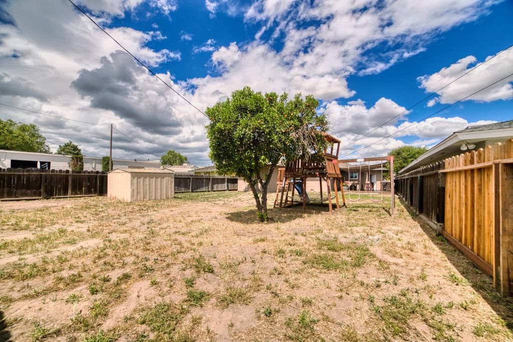 Image 14 of property listing at 1712 W 5th Street, Madera, CA 93637