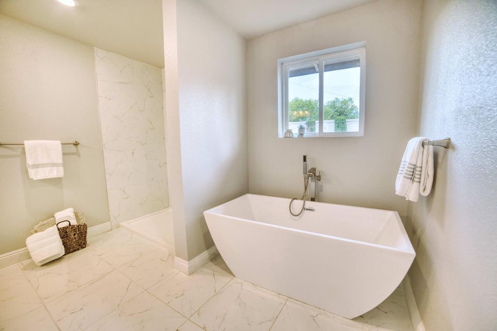 Image 15 of property listing at 1712 W 5th Street, Madera, CA 93637
