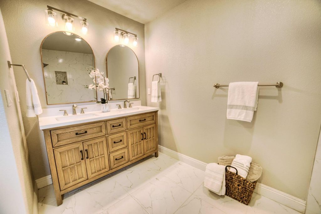 Image 16 of property listing at 1712 W 5th Street, Madera, CA 93637