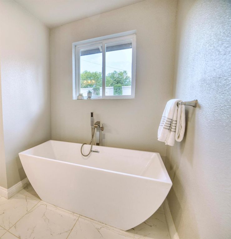 Image 18 of property listing at 1712 W 5th Street, Madera, CA 93637