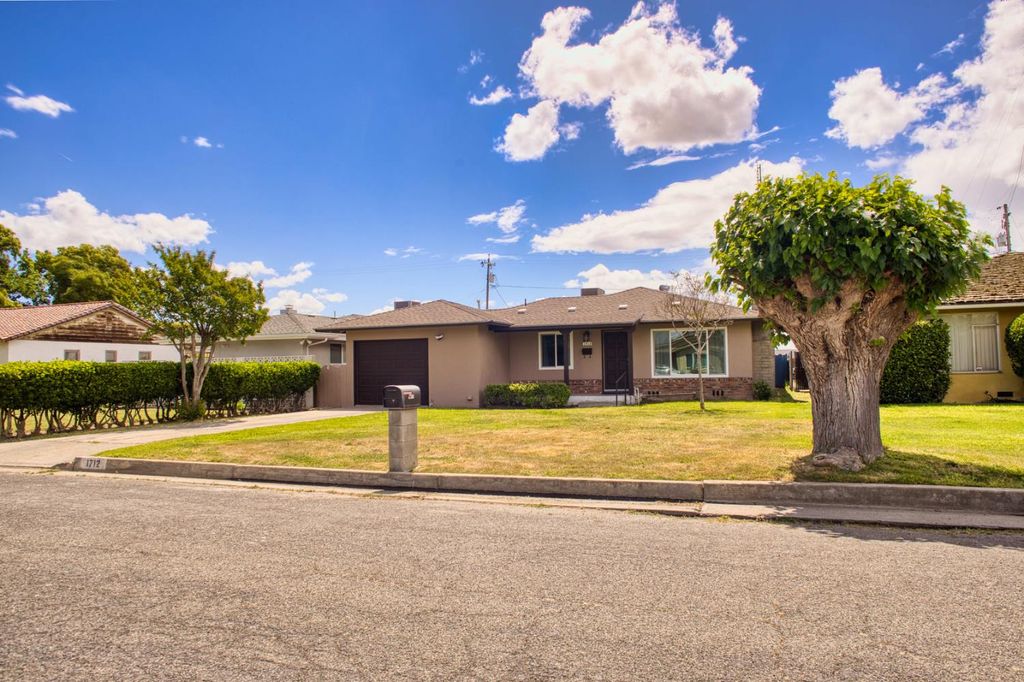 Image 2 of property listing at 1712 W 5th Street, Madera, CA 93637