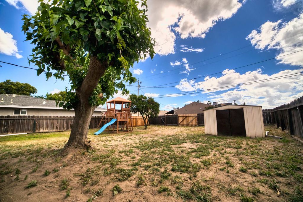 Image 21 of property listing at 1712 W 5th Street, Madera, CA 93637
