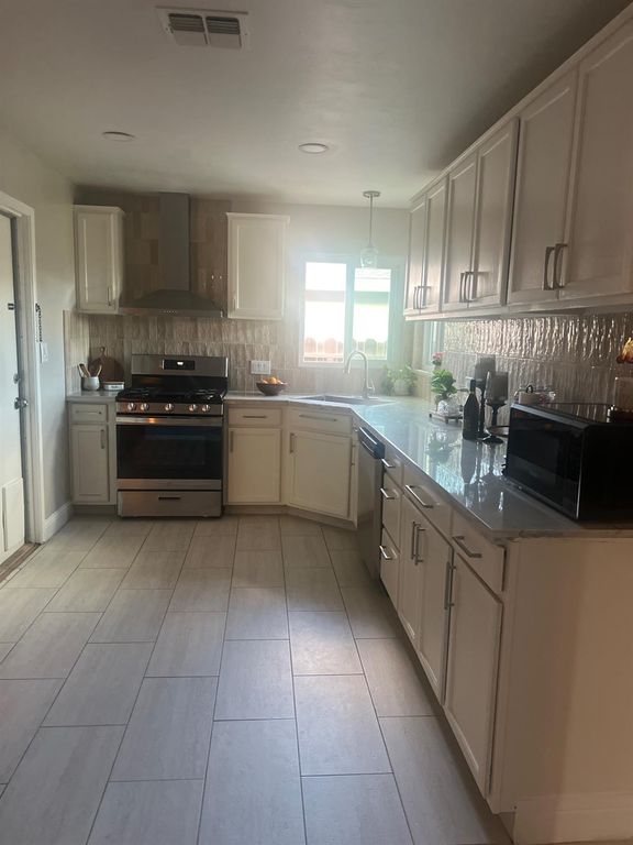 Image 5 of property listing at 1712 W 5th Street, Madera, CA 93637