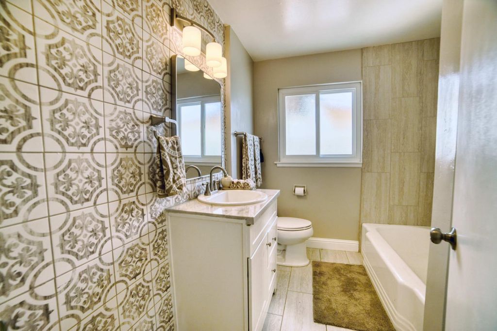 Image 7 of property listing at 1712 W 5th Street, Madera, CA 93637