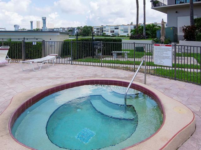 7540 BAY ISLAND DRIVE S 156, South Pasadena, FL 33707