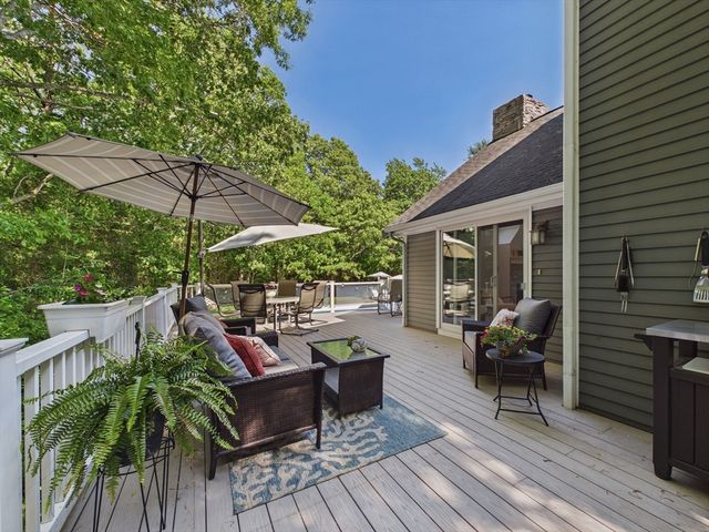 15 Heritage Rd, Acushnet, MA 02743
