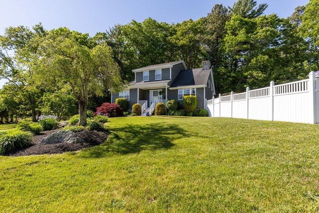15 Heritage Rd, Acushnet, MA 02743