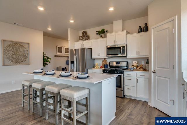 348 Greencrest St NE, Salem, OR 97301