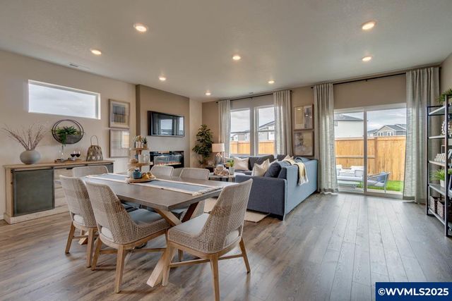 348 Greencrest St NE, Salem, OR 97301