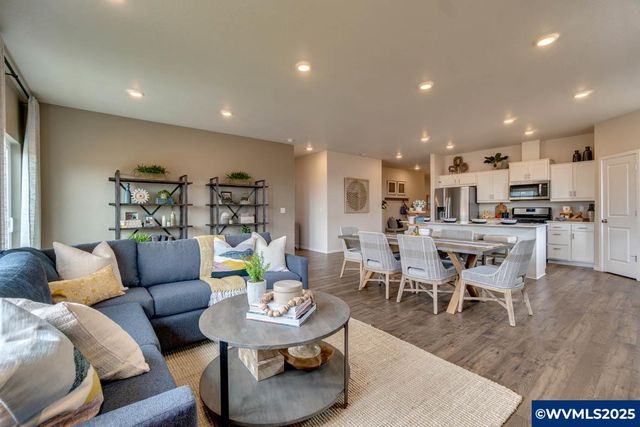 348 Greencrest St NE, Salem, OR 97301